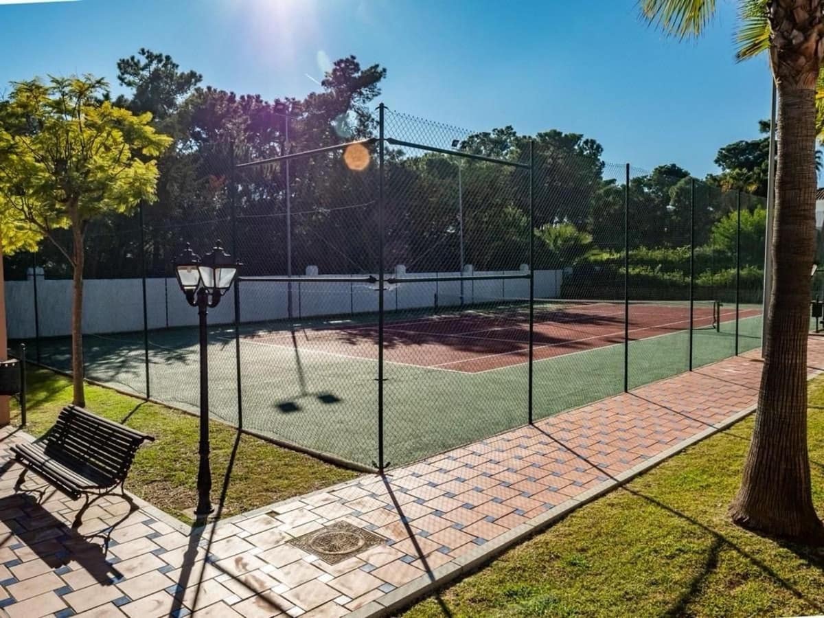 3 bedroom Apartment for sale in Estepona with garage - € 595,000 (Ref: 9314637)