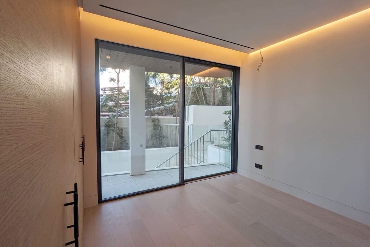 3 bedroom Apartment for sale in Estepona with garage - € 2,410,000 (Ref: 9314639)