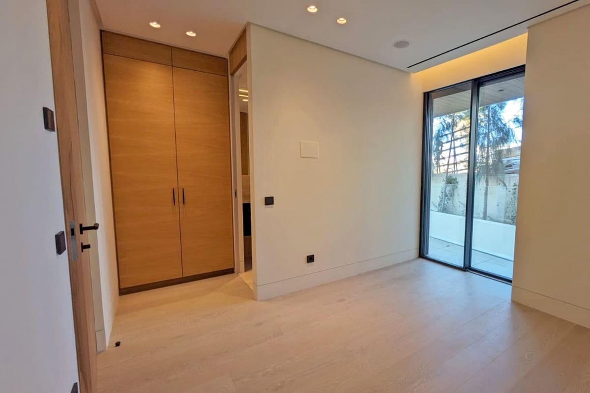 3 bedroom Apartment for sale in Estepona with garage - € 2,410,000 (Ref: 9314639)