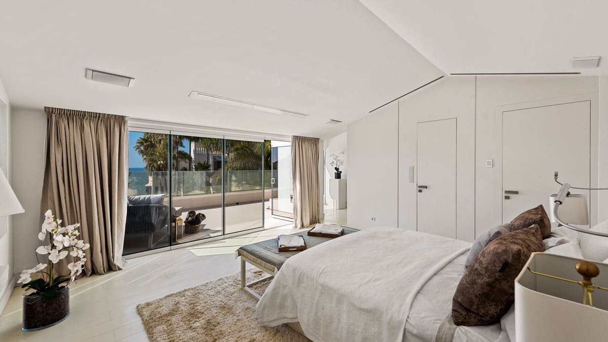 4 bedroom Villa for sale in Marbella - € 10,500,000 (Ref: 9314640)