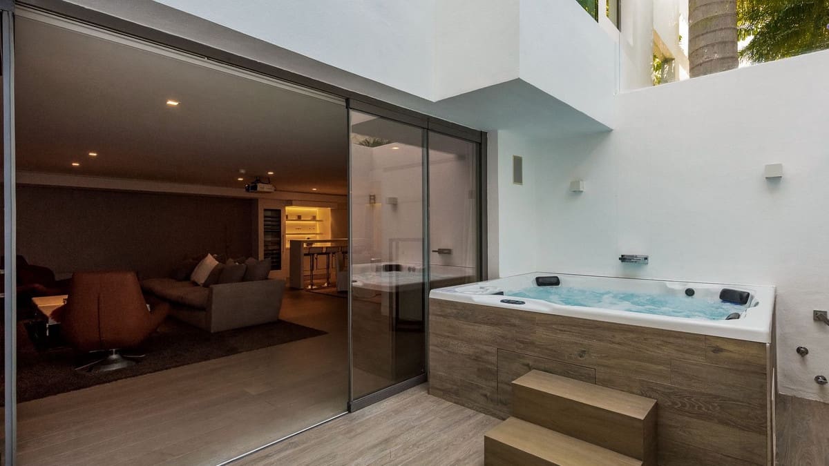 4 slaapkamer Villa te koop in Marbella - € 10.900.000 (Ref: 9314640)