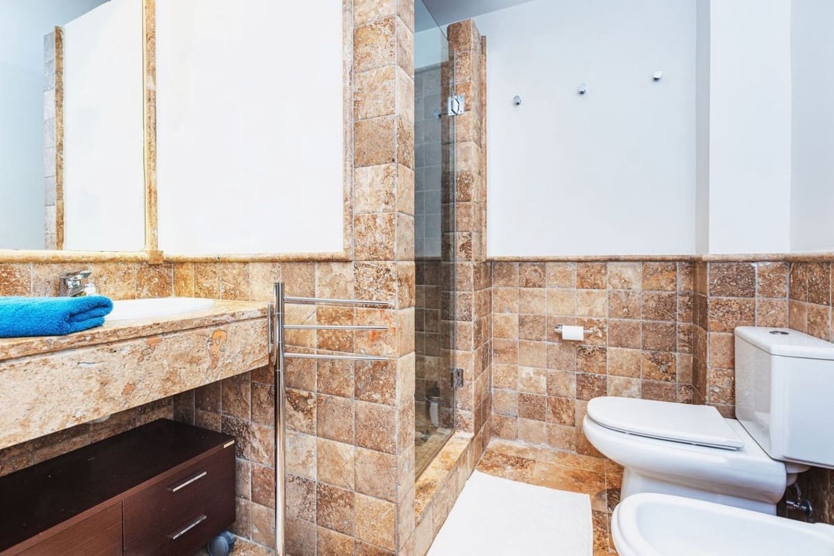 2 sovrum Lägenhet till salu i Benahavis med garage - 450 000 € (Ref: 9314641)