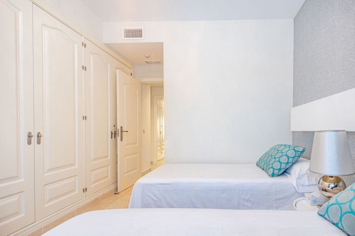 2 sovrum Lägenhet till salu i Benahavis med garage - 450 000 € (Ref: 9314641)