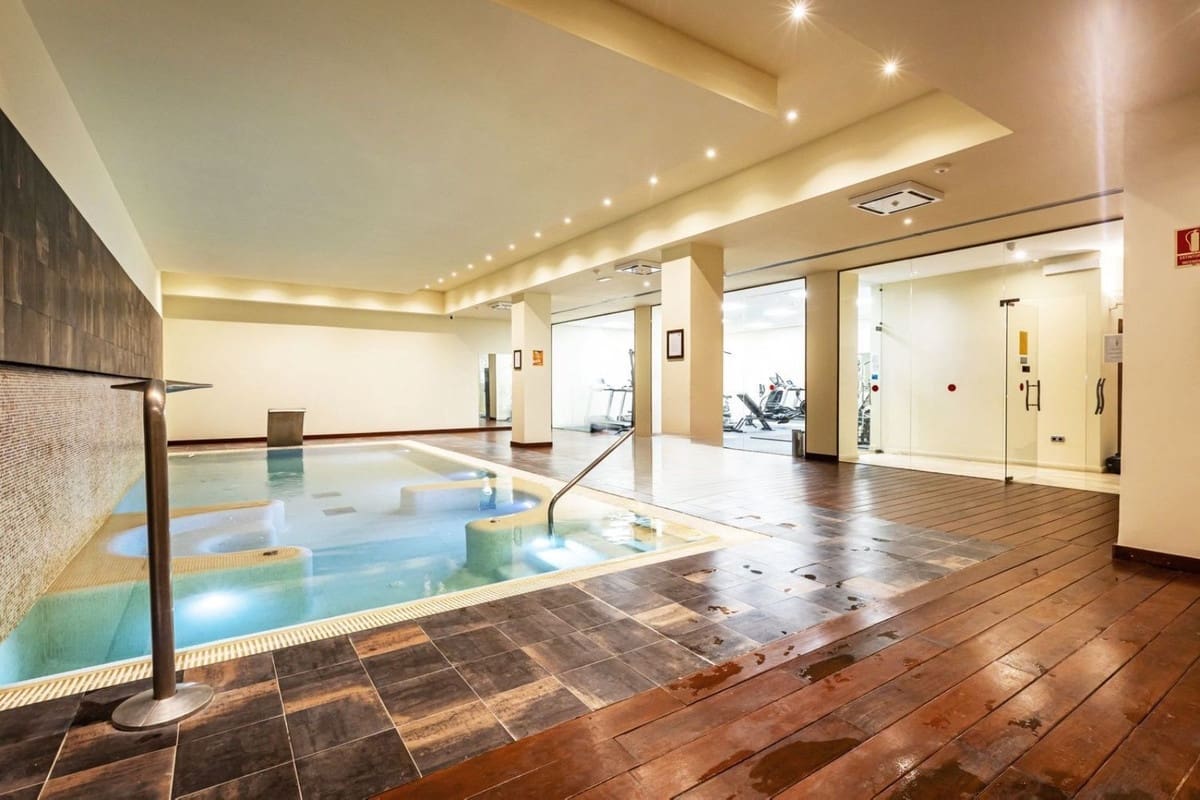 2 sovrum Lägenhet till salu i Benahavis med garage - 450 000 € (Ref: 9314641)