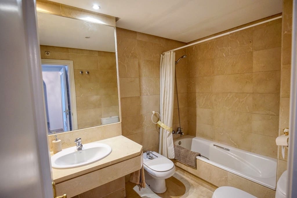 Apartamento de 2 habitaciones en Puerto Banus en venta con garaje - 580.000 € (Ref: 9352121)