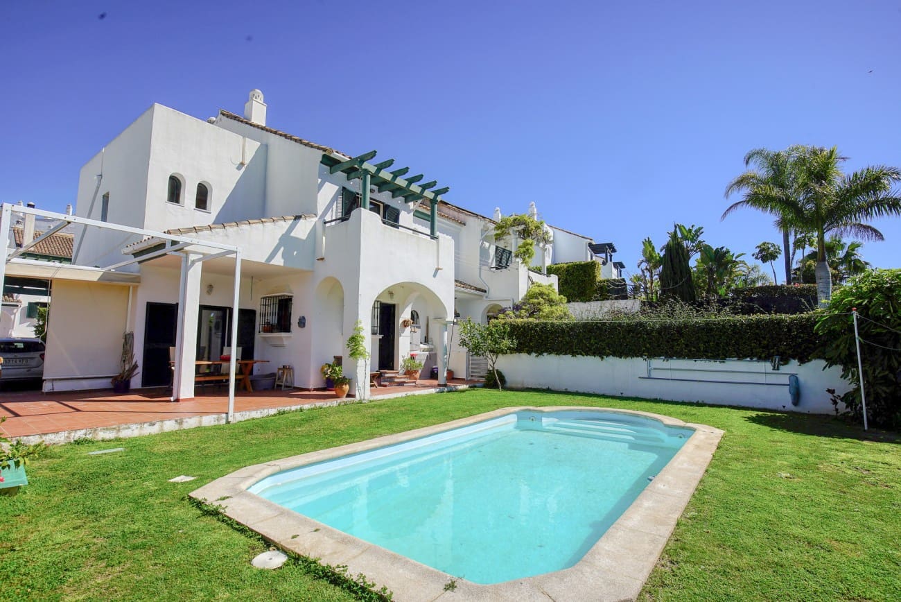 3 soveværelse Villa til salg i Manilva med swimmingpool - € 575.000 (Ref: 9352122)