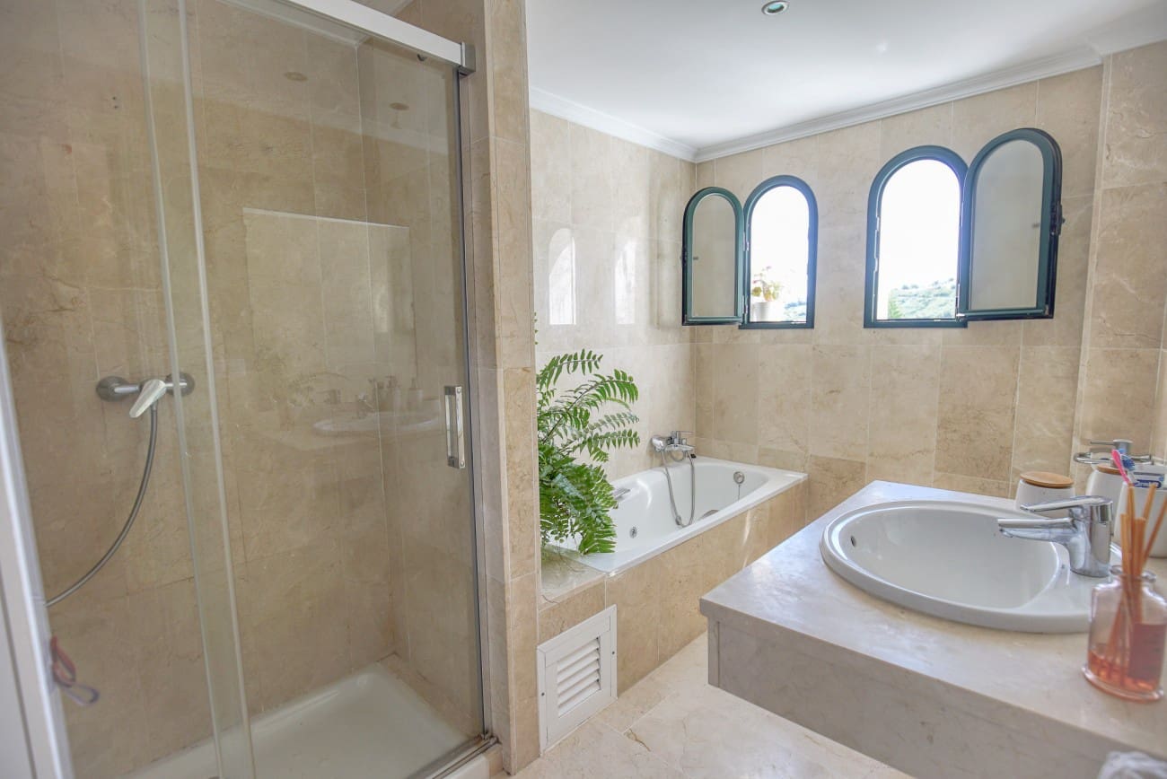 3 soveværelse Villa til salg i Manilva med swimmingpool - € 575.000 (Ref: 9352122)