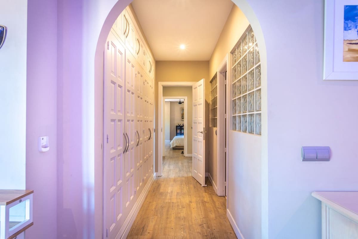 3 soveværelse Villa til salg i New Golden Mile med garage - € 995.000 (Ref: 9357487)