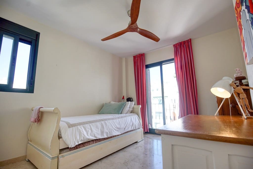 3 quarto Moradia para venda em La Duquesa / Puerto de la Duquesa - 549 000 € (Ref: 9360237)