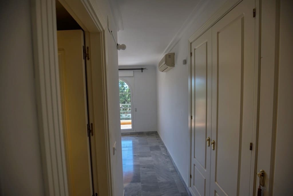 Apartamento de 2 habitaciones en Nueva Andalucia en venta - 450.000 € (Ref: 9360238)