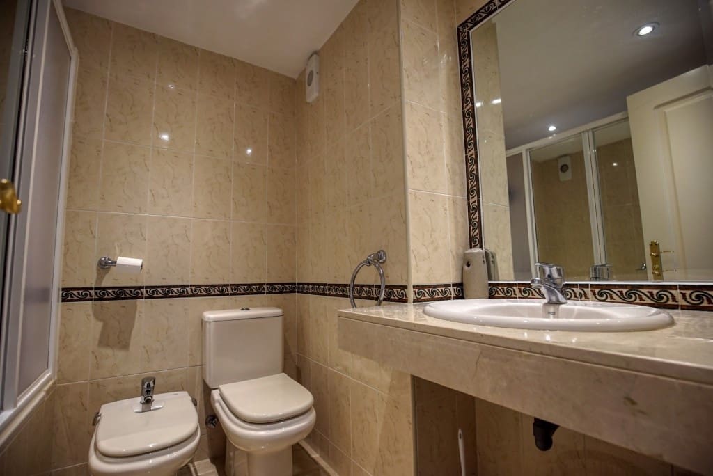 Apartamento de 2 habitaciones en Nueva Andalucia en venta - 450.000 € (Ref: 9360238)