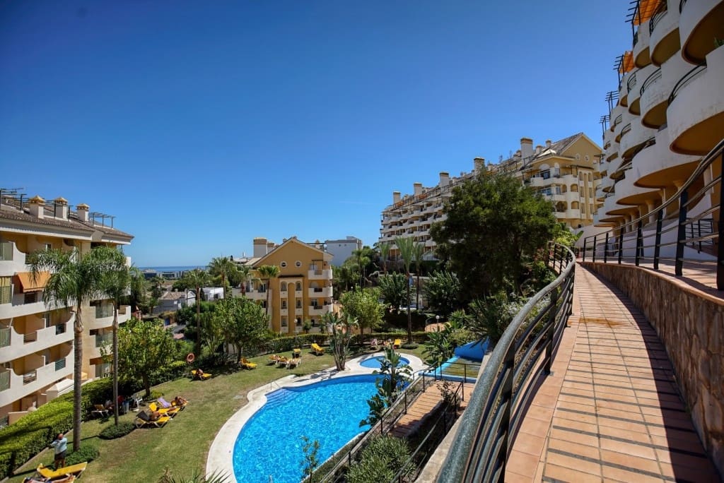 Apartamento de 2 habitaciones en Nueva Andalucia en venta - 450.000 € (Ref: 9360238)