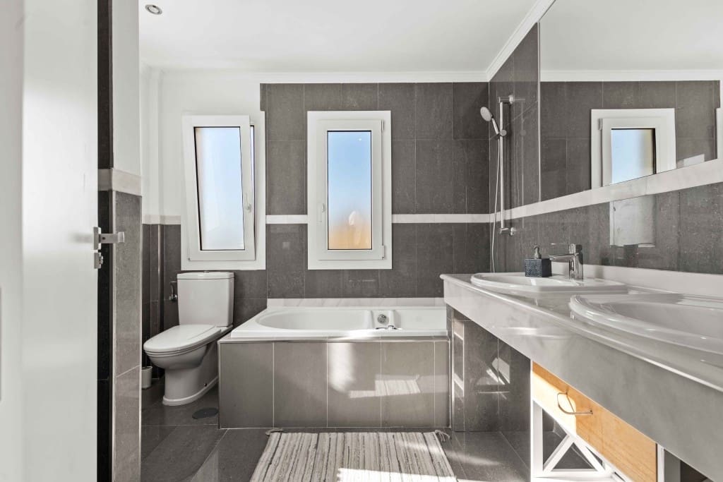 4 Zimmer Villa zu verkaufen in Estepona mit Garage - 1.199.000 € (Ref: 9510115)