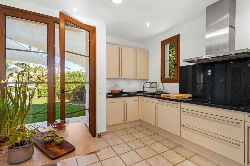 4 Zimmer Villa zu verkaufen in Estepona mit Garage - 1.199.000 € (Ref: 9510115)