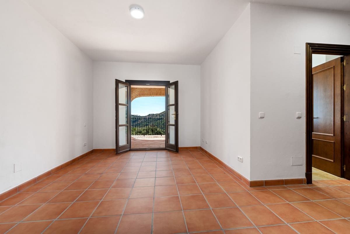 Chalet de 4 habitaciones en Casares en venta - 1.645.000 € (Ref: 9541994)