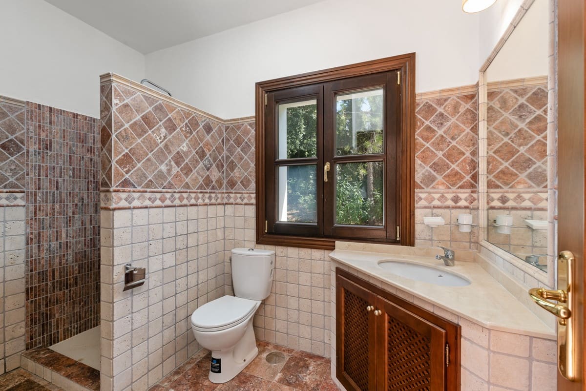 Chalet de 4 habitaciones en Casares en venta - 1.645.000 € (Ref: 9541994)