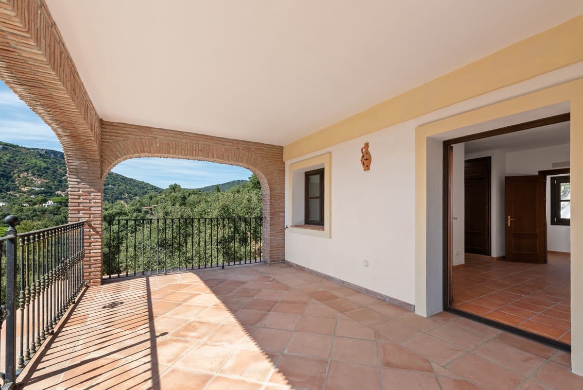 Chalet de 4 habitaciones en Casares en venta - 1.645.000 € (Ref: 9541994)