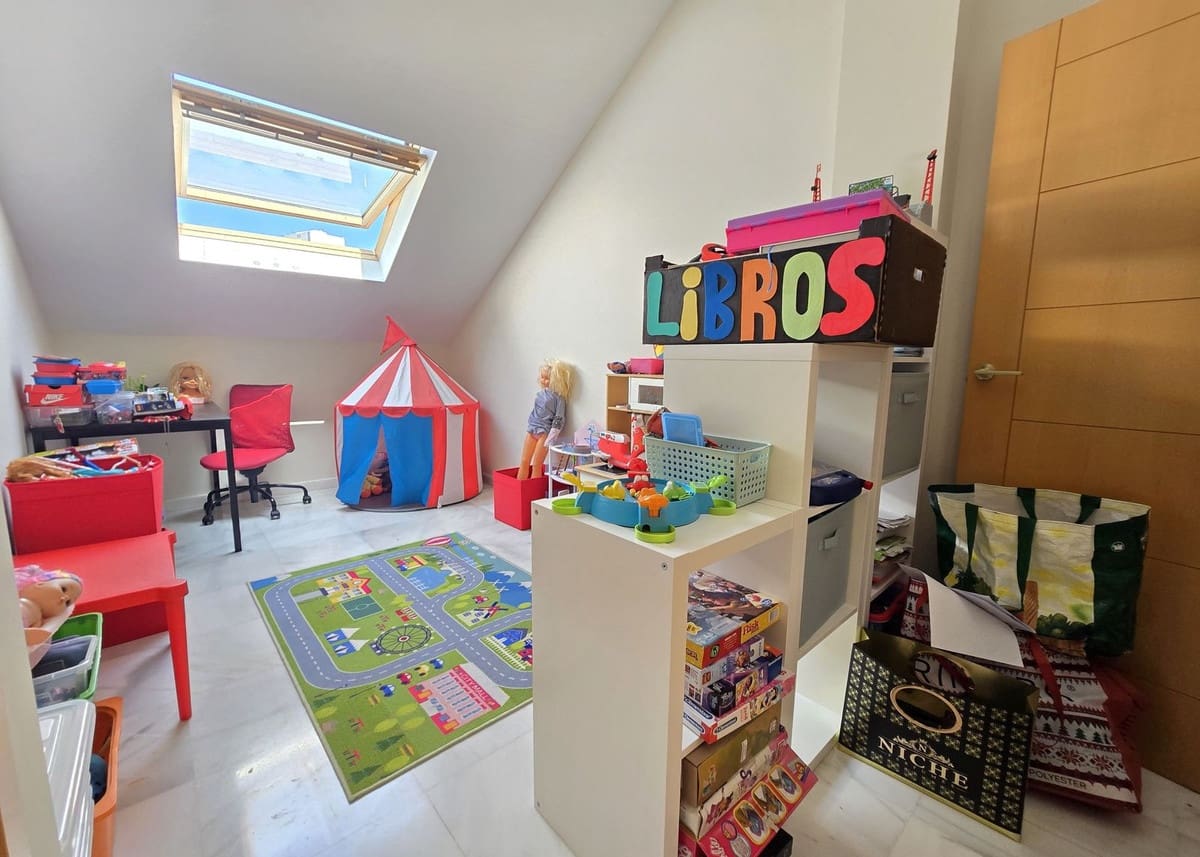 4 bedroom Townhouse for sale in Benalmadena with garage - € 437,000 (Ref: 9542625)