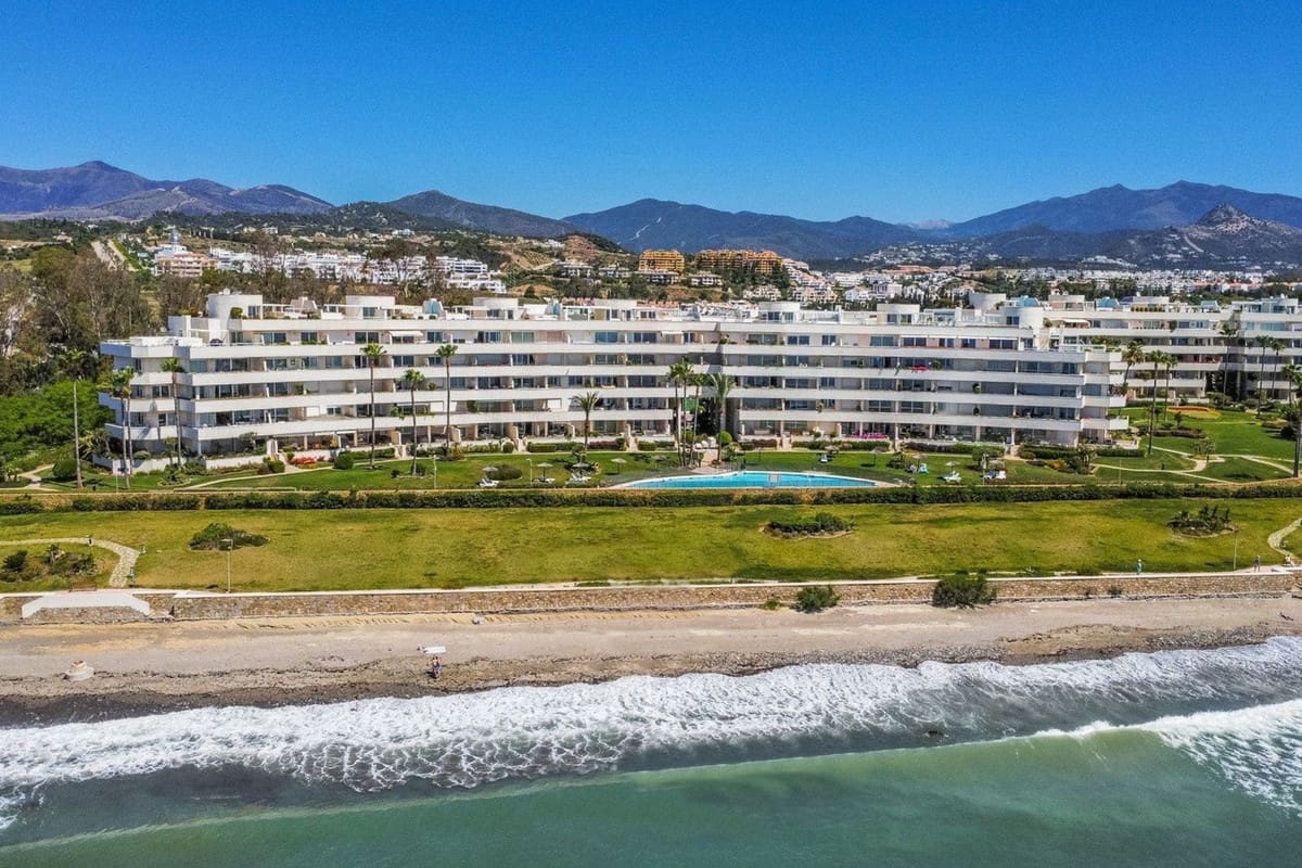 3 bedroom Apartment for sale in Estepona - € 1,199,000 (Ref: 9542626)