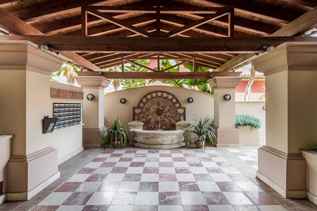 2 slaapkamer Appartement te koop in Marbella met garage - € 995.000 (Ref: 9548839)