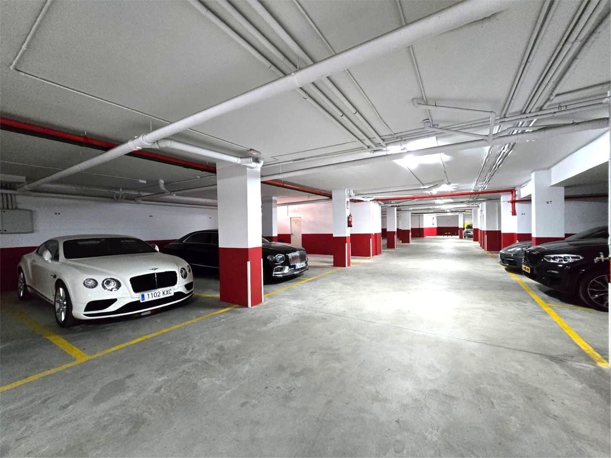 2 slaapkamer Appartement te koop in Marbella met garage - € 995.000 (Ref: 9548839)