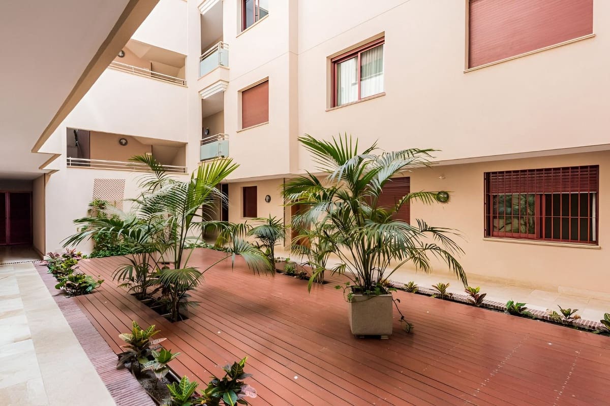 2 soveværelse Lejlighed til salg i San Pedro de Alcantara med garage - € 830.000 (Ref: 9548839)