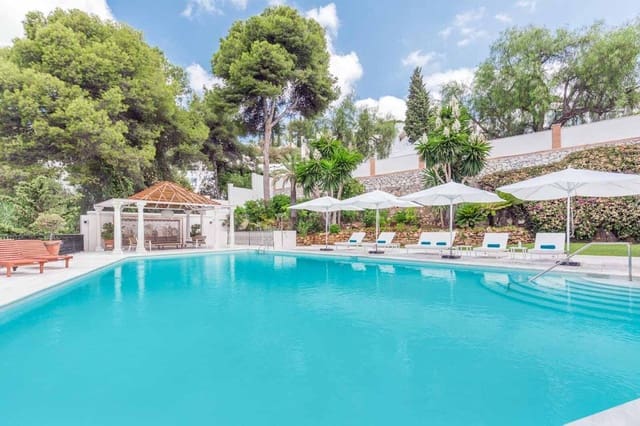 6 soveværelse Villa til salg i Río Real, Marbella med garage - € 2.890.000 (Ref: 9548844)