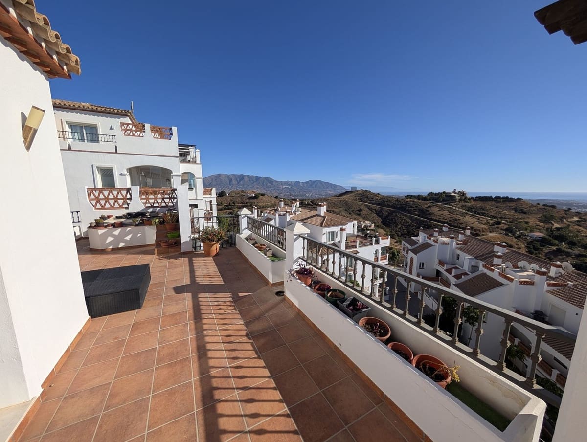 2 bedroom Apartment for sale in Calahonda with garage - € 439,000 (Ref: 9563725)