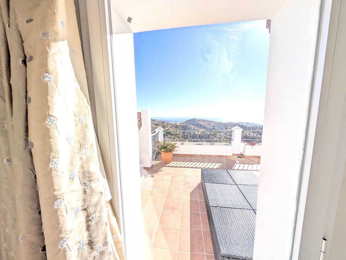 2 bedroom Apartment for sale in Calahonda with garage - € 439,000 (Ref: 9563725)