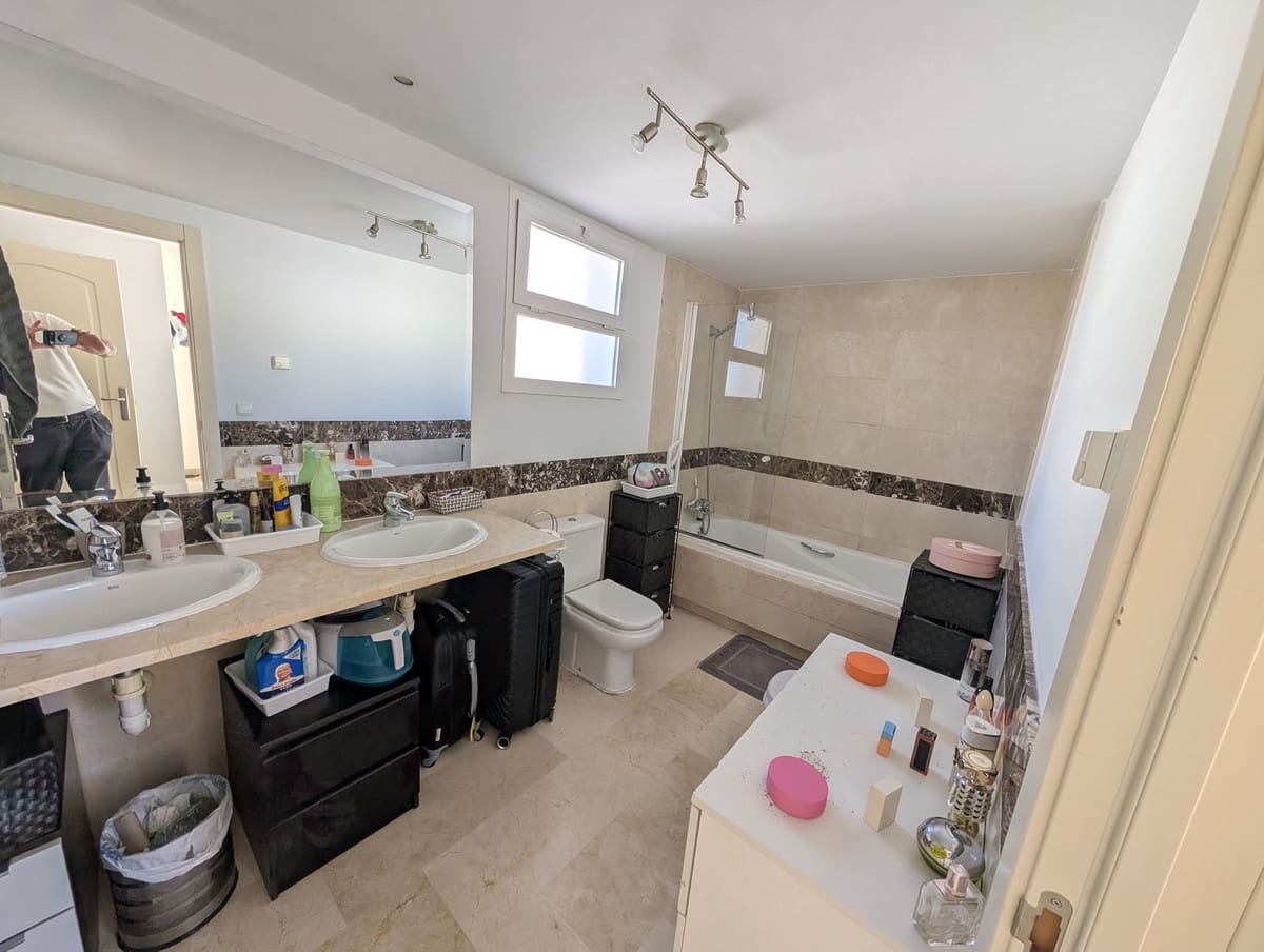 2 bedroom Apartment for sale in Calahonda with garage - € 439,000 (Ref: 9563725)