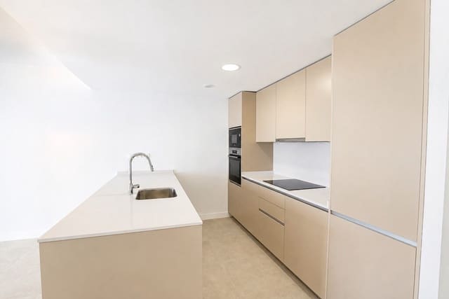 Apartamento de 2 habitaciones en Estepona en venta - 525.000 € (Ref: 9626520)