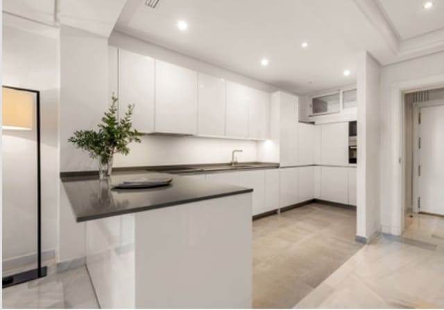 2 slaapkamer Appartement te koop in Marbella met zwembad - € 1.210.000 (Ref: 9805078)
