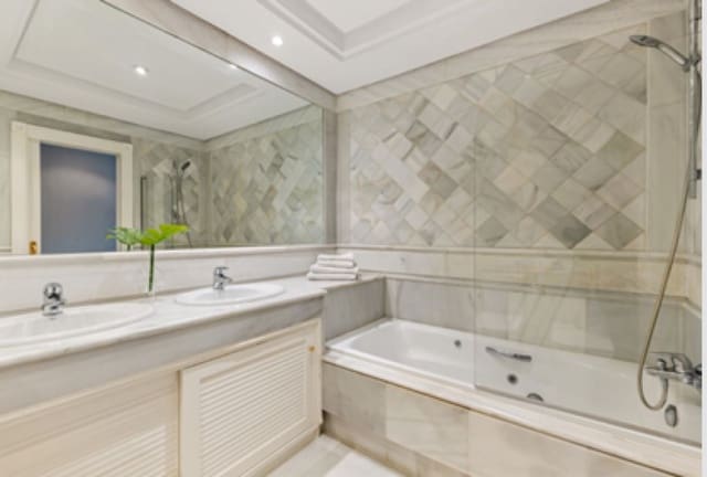 2 slaapkamer Appartement te koop in Marbella met zwembad - € 1.210.000 (Ref: 9805078)