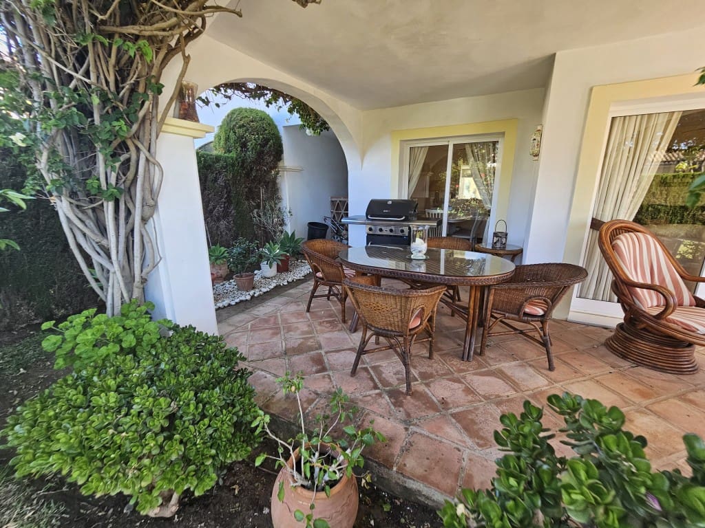 4 bedroom Semidetached Villa for sale in Calahonda, Mijas with pool