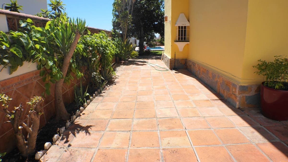 6 soveværelse Villa til salg i Fuengirola med swimmingpool garage - € 850.000 (Ref: 5533587)