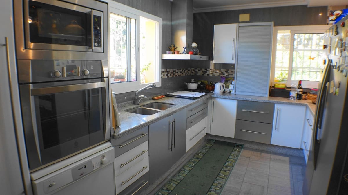 6 soveværelse Villa til salg i Fuengirola med swimmingpool garage - € 850.000 (Ref: 5533587)