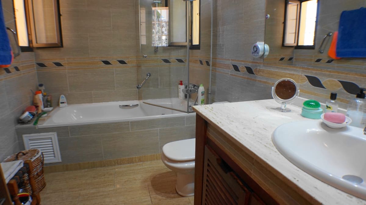 6 soveværelse Villa til salg i Fuengirola med swimmingpool garage - € 850.000 (Ref: 5533587)