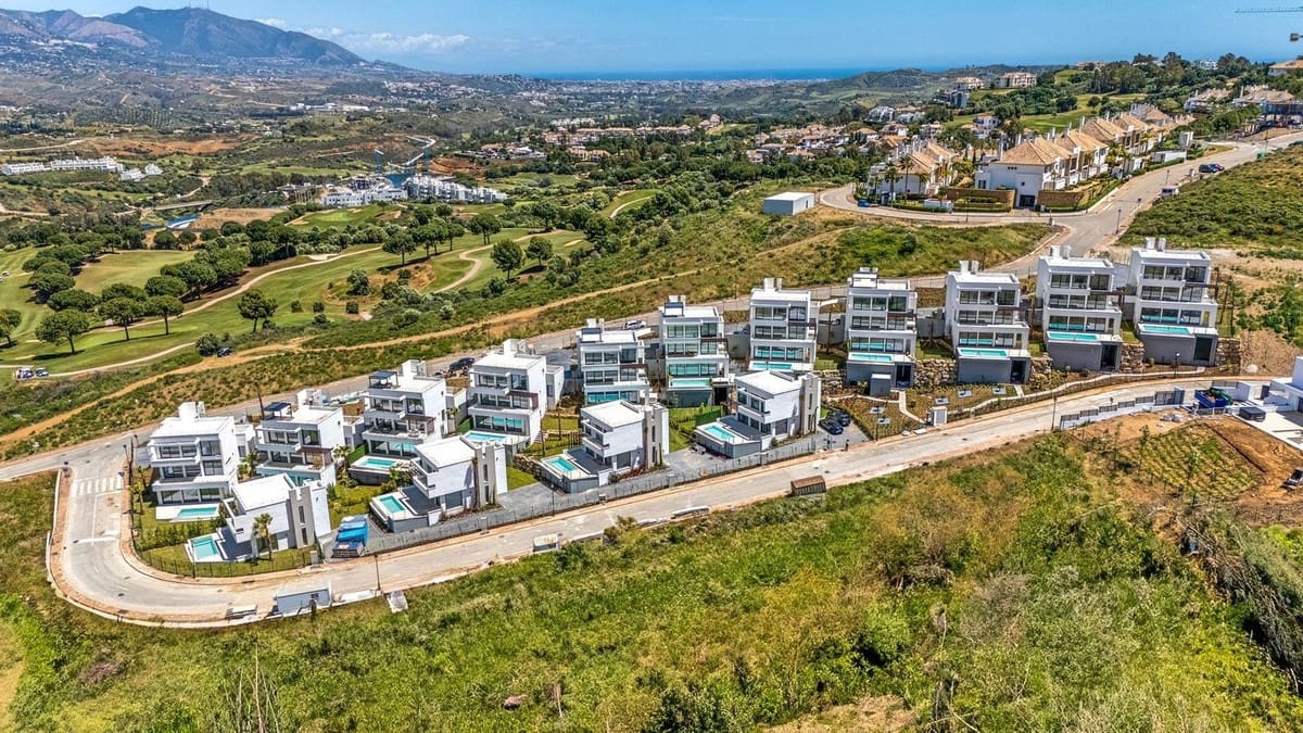 4 bedroom Villa for sale in Mijas Costa with pool garage - € 1,150,000 (Ref: 7849377)