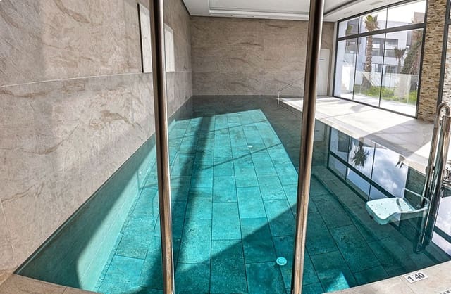 Apartamento de 2 habitaciones en Cabopino, Marbella en venta con piscina garaje - 690.000 € (Ref: 8413914)