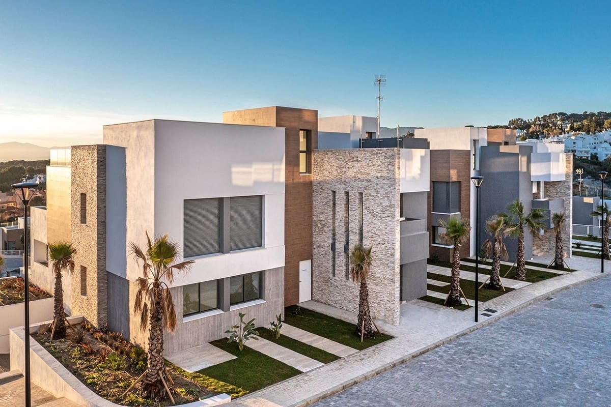 2 bedroom Apartment for sale in Cabopino with pool garage - € 690,000 (Ref: 8413914)