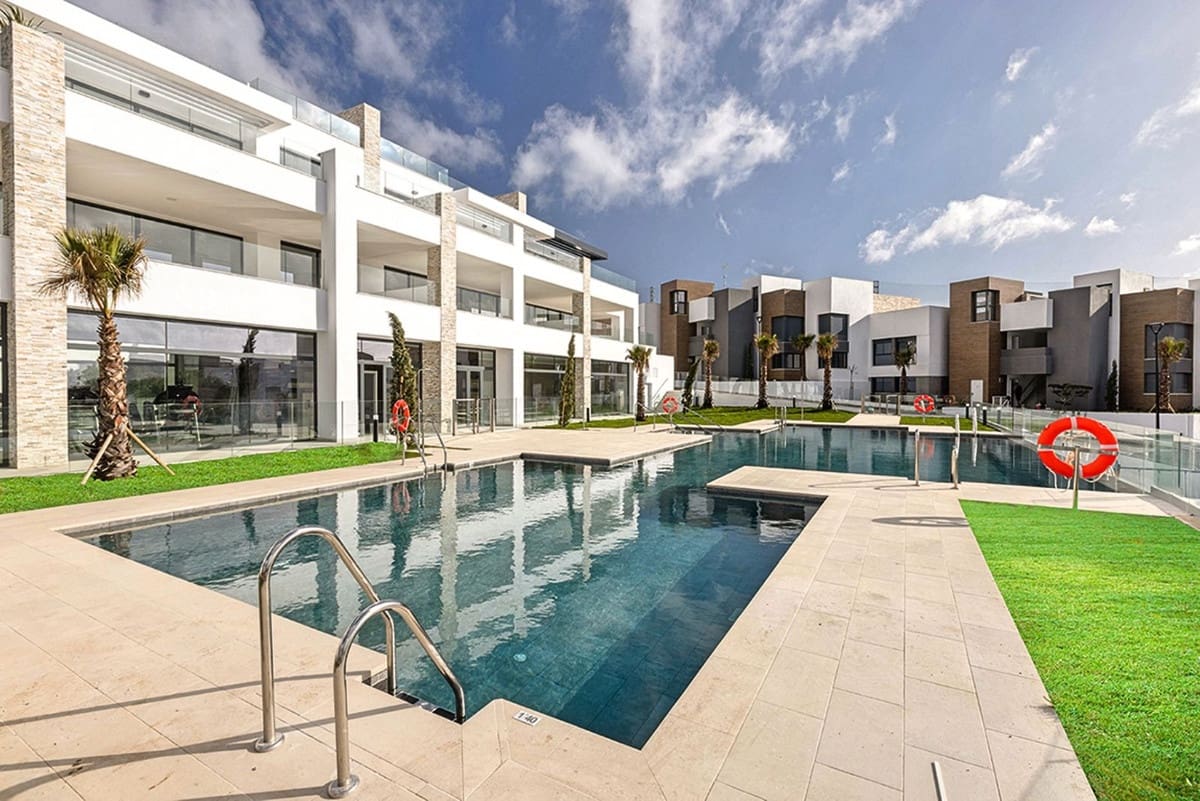 2 bedroom Apartment for sale in Cabopino with pool garage - € 690,000 (Ref: 8413914)