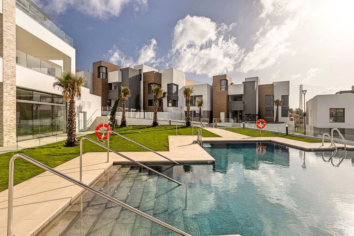 2 bedroom Apartment for sale in Cabopino with pool garage - € 690,000 (Ref: 8413914)