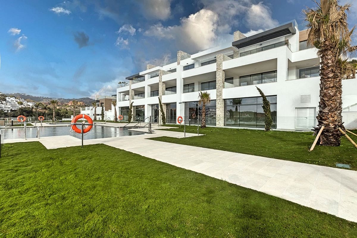 2 bedroom Apartment for sale in Cabopino with pool garage - € 690,000 (Ref: 8413914)