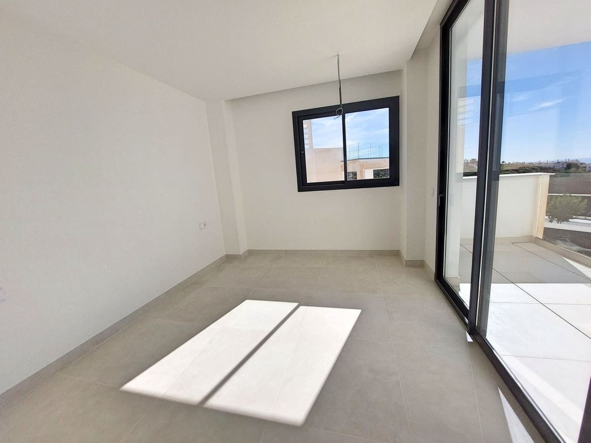 3 bedroom Apartment for sale in Fuengirola with pool garage - € 675,000 (Ref: 8418455)