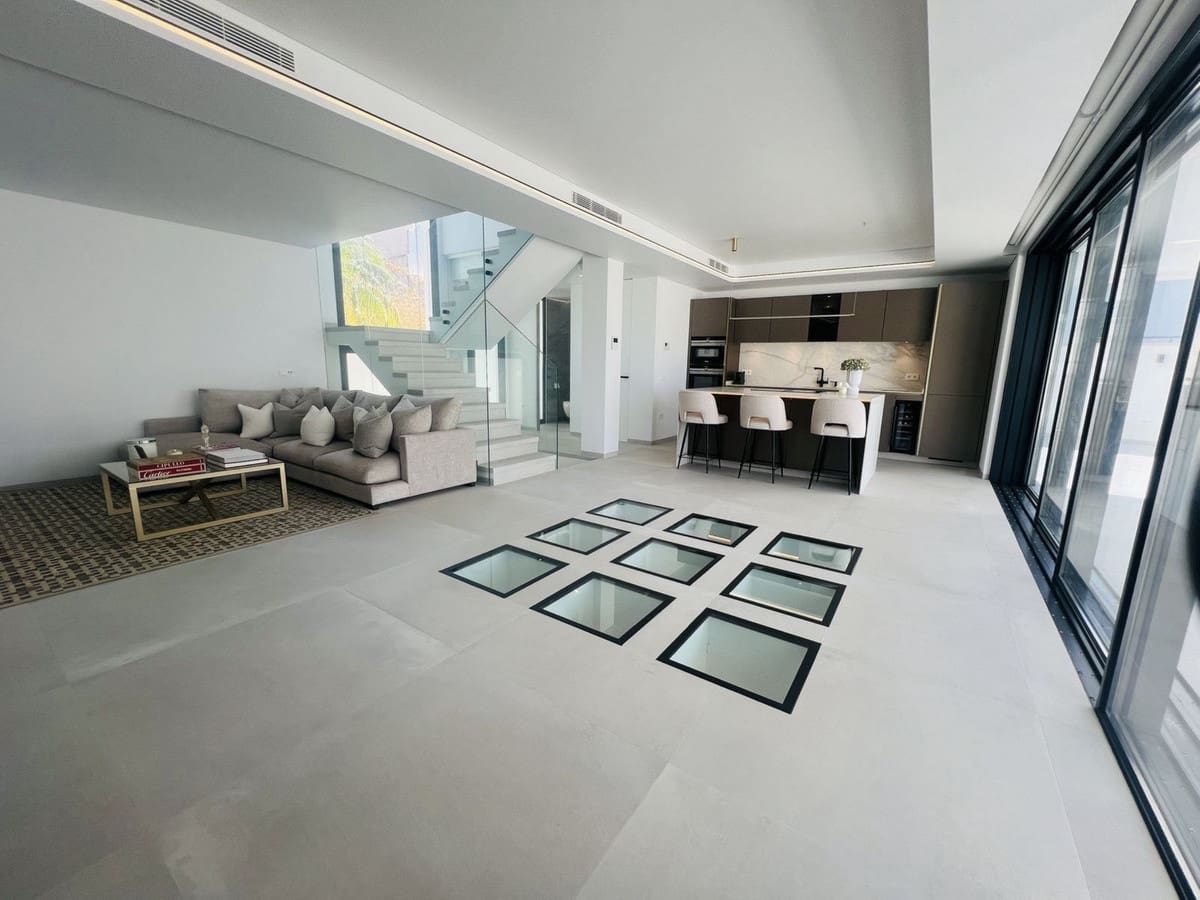 4 bedroom Villa for sale in La Cala de Mijas with pool garage - € 1,795,000 (Ref: 8999781)