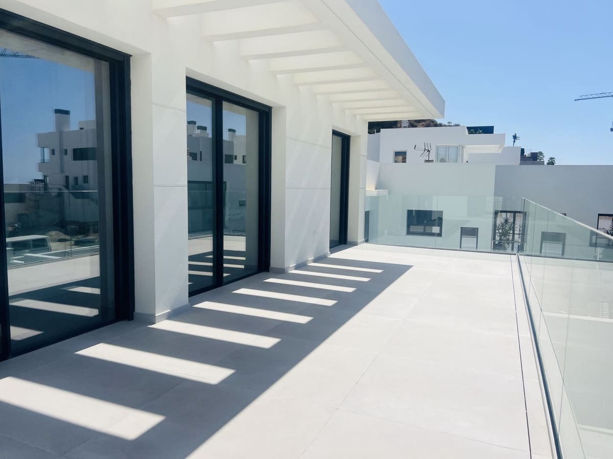 4 bedroom Villa for sale in La Cala de Mijas with pool garage - € 1,795,000 (Ref: 8999781)