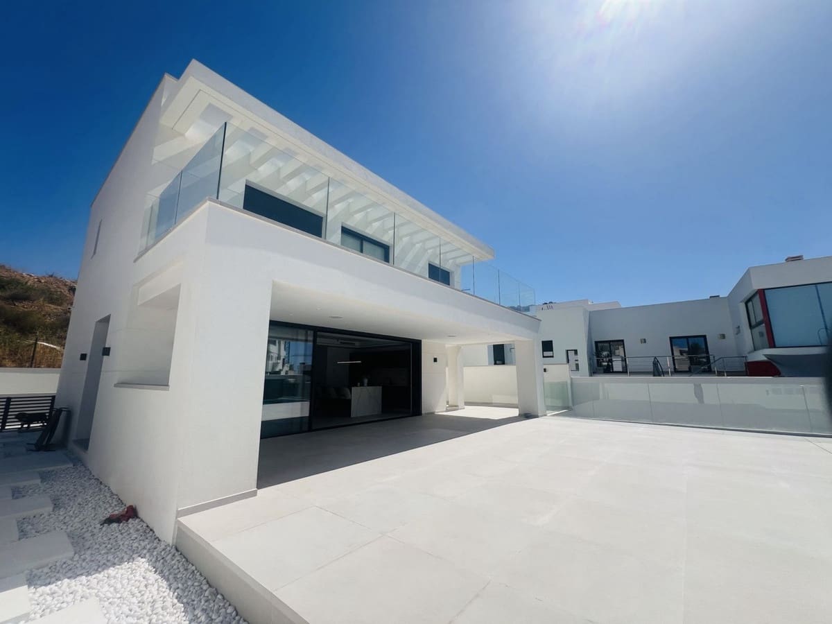4 bedroom Villa for sale in La Cala de Mijas with pool garage - € 1,795,000 (Ref: 8999781)