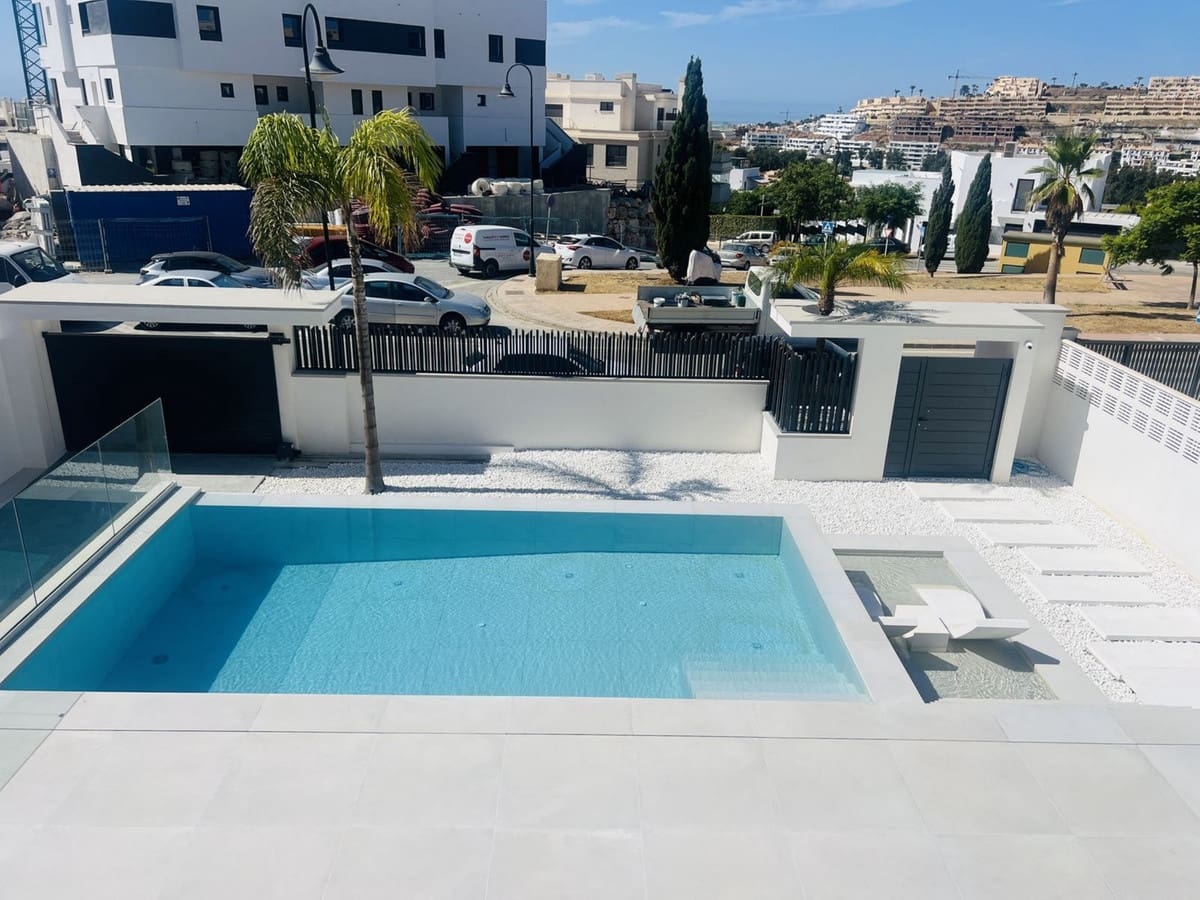 4 bedroom Villa for sale in La Cala de Mijas with pool garage - € 1,795,000 (Ref: 8999781)