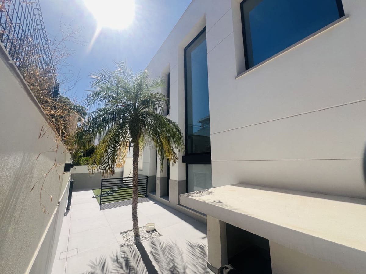 4 bedroom Villa for sale in La Cala de Mijas with pool garage - € 1,795,000 (Ref: 8999781)