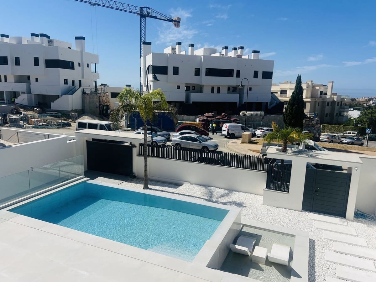 4 bedroom Villa for sale in La Cala de Mijas with pool garage - € 1,795,000 (Ref: 8999781)